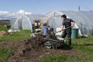 Léo brasse du compost